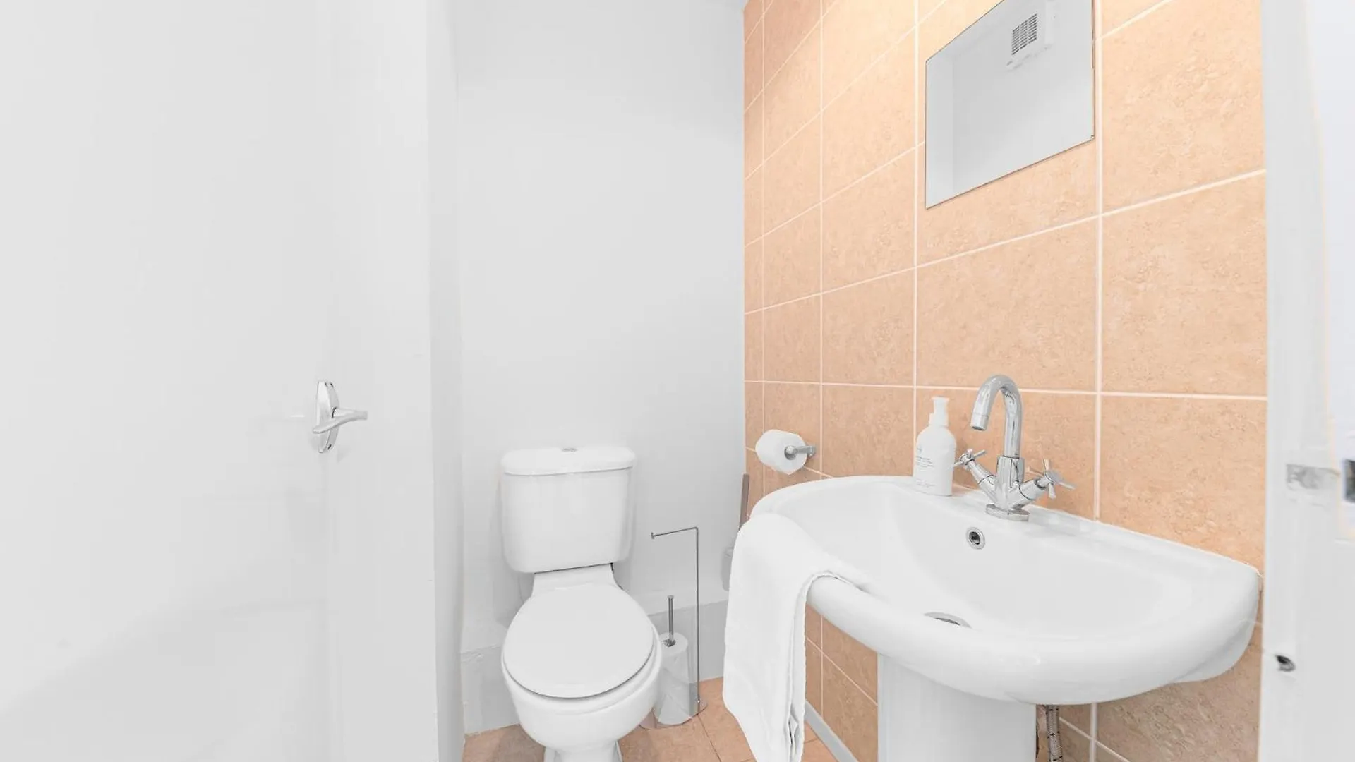 Apartment Two Minute Walk From The World Of Beatrix Potter, With Parking *