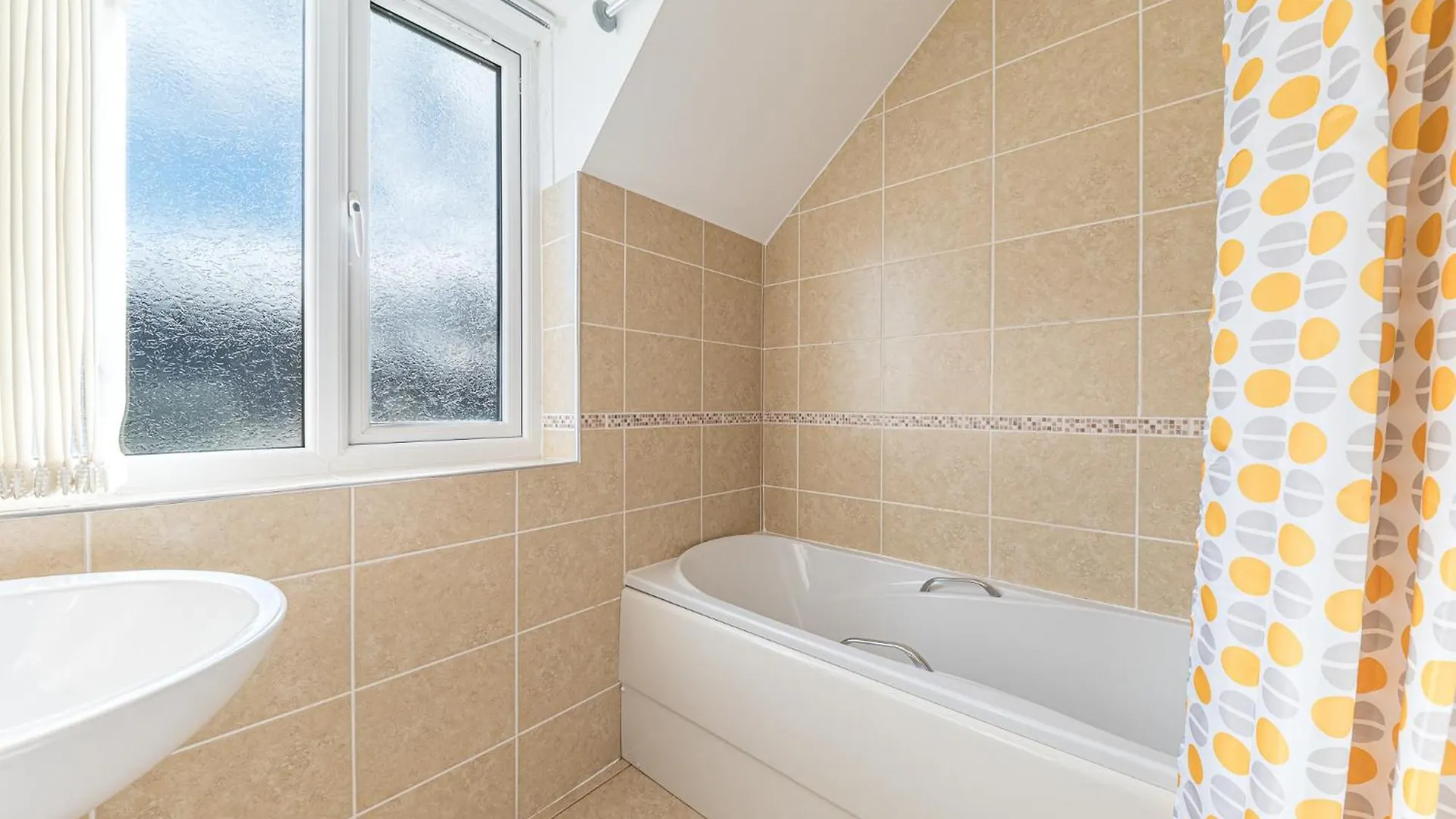 Two Minute Walk From The World Of Beatrix Potter, With Parking Apartment Bowness-on-Windermere