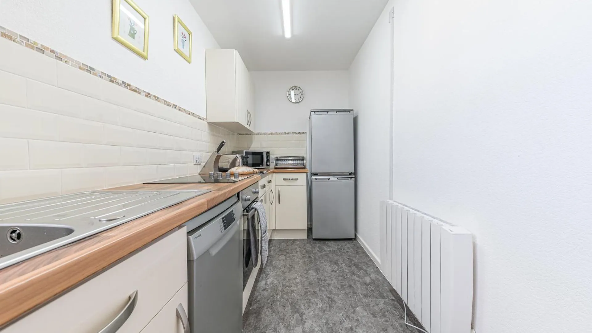 Two Minute Walk From The World Of Beatrix Potter, With Parking Apartment Bowness-on-Windermere