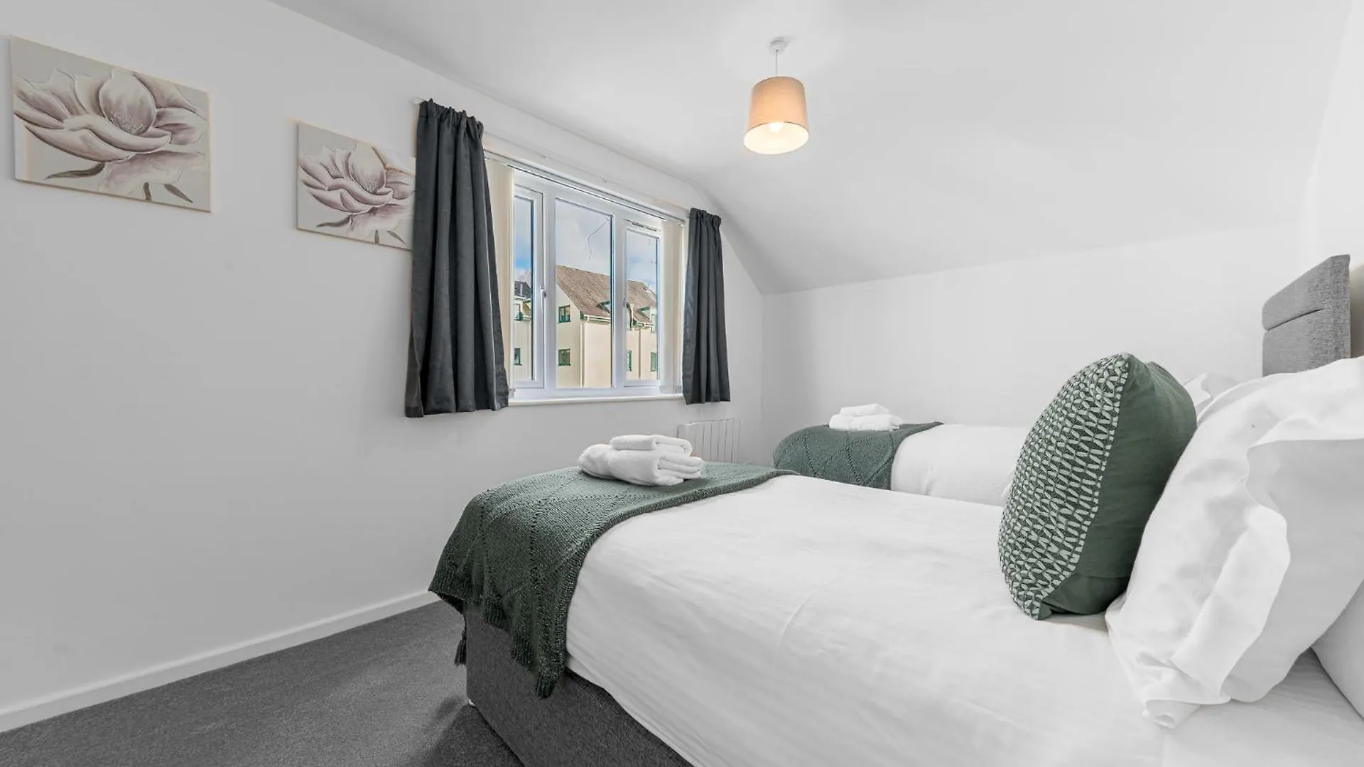 Apartment Two Minute Walk From The World Of Beatrix Potter, With Parking *