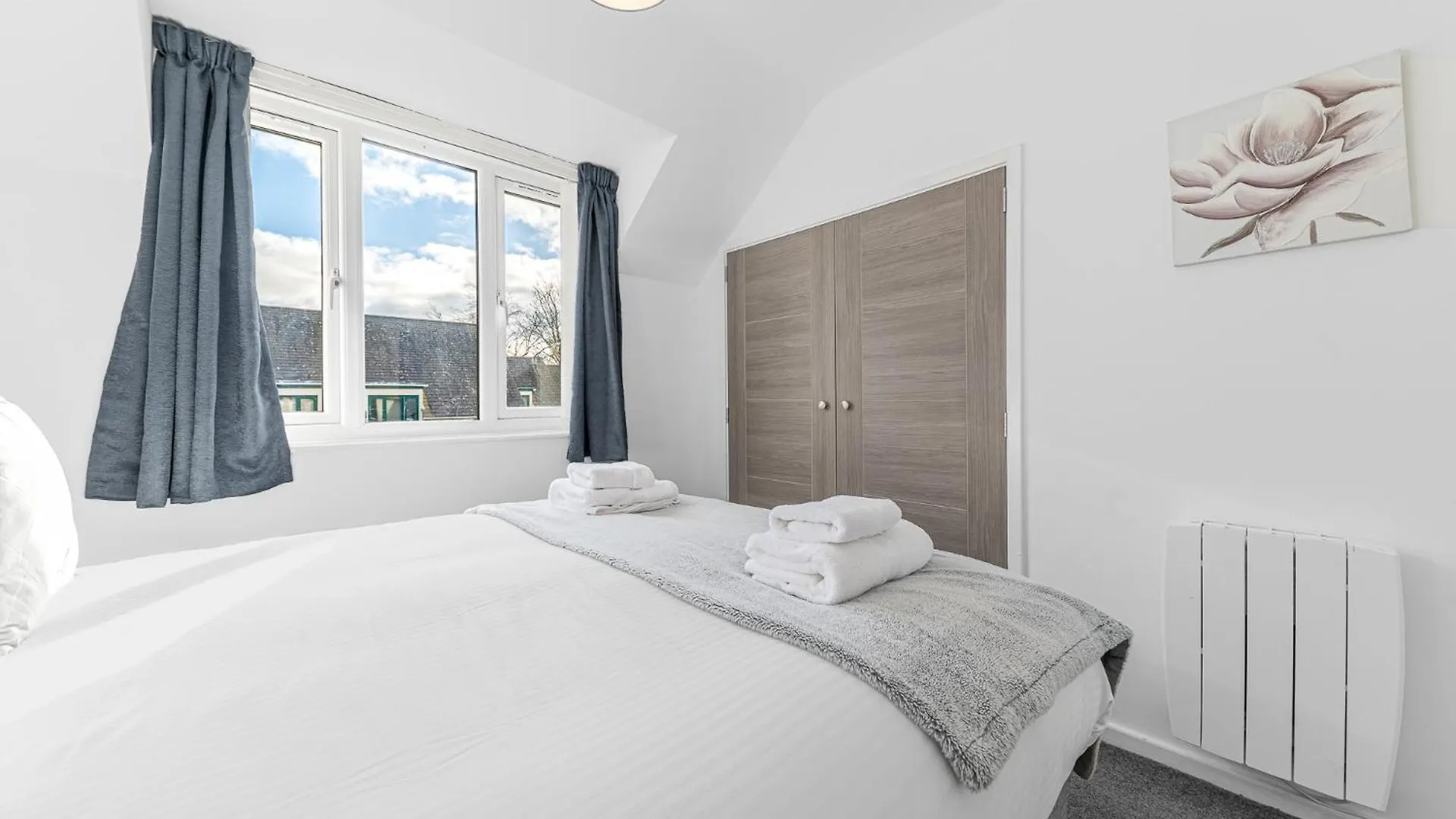 Апартаменты Two Minute Walk From The World Of Beatrix Potter, With Parking