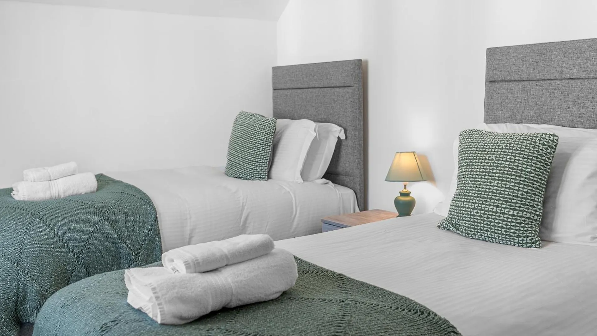 Two Minute Walk From The World Of Beatrix Potter, With Parking Apartment