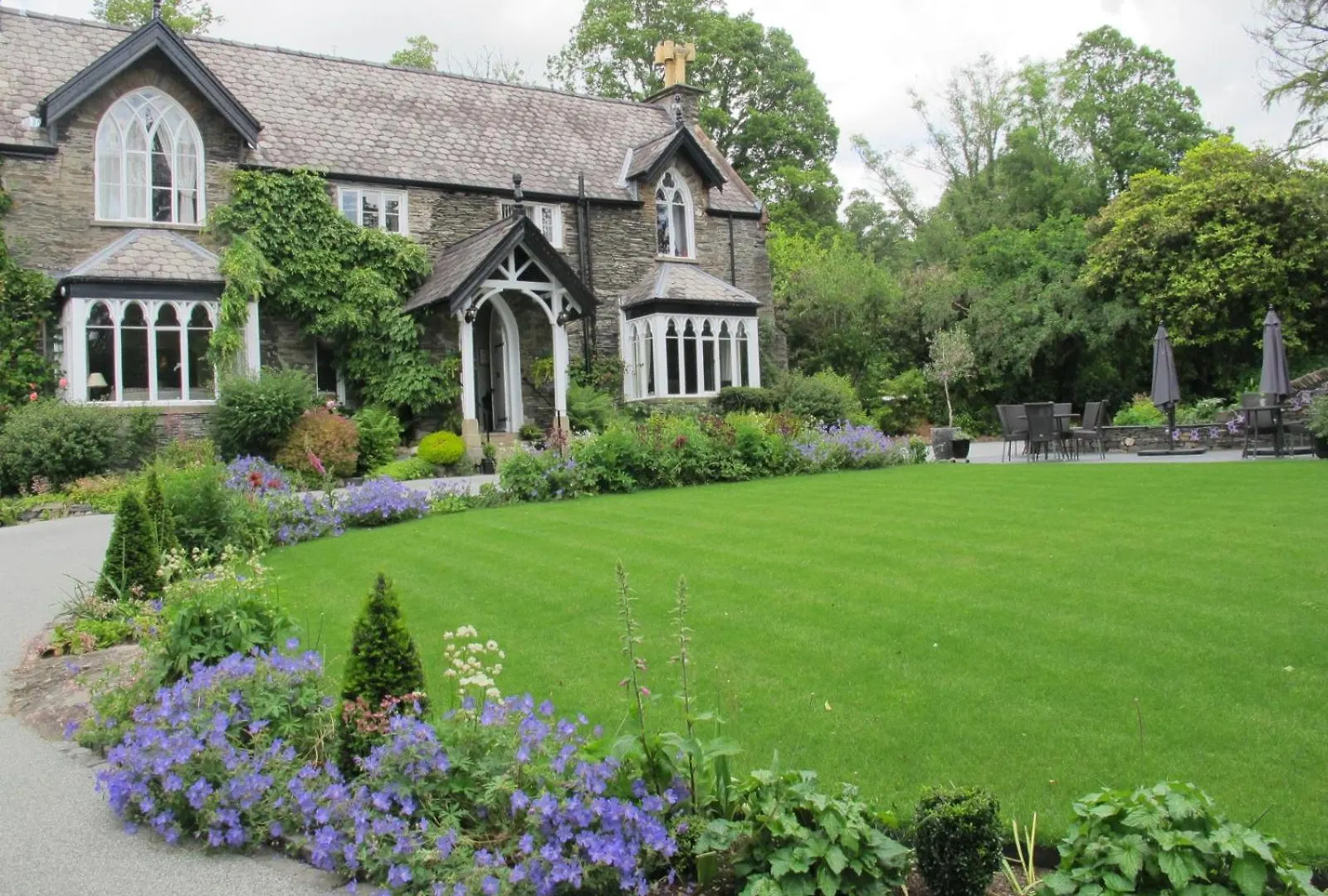 Cedar Manor Country house