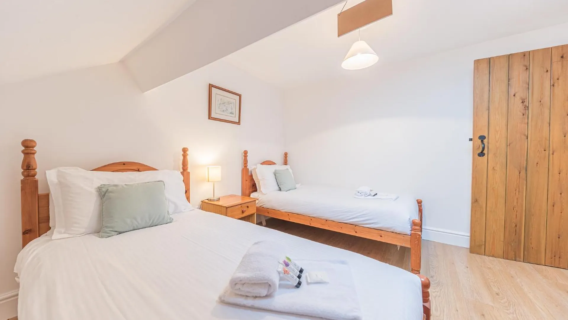 Central Windermere, Victorian Cottage, Family Friendly With Parking And A Wood Burner