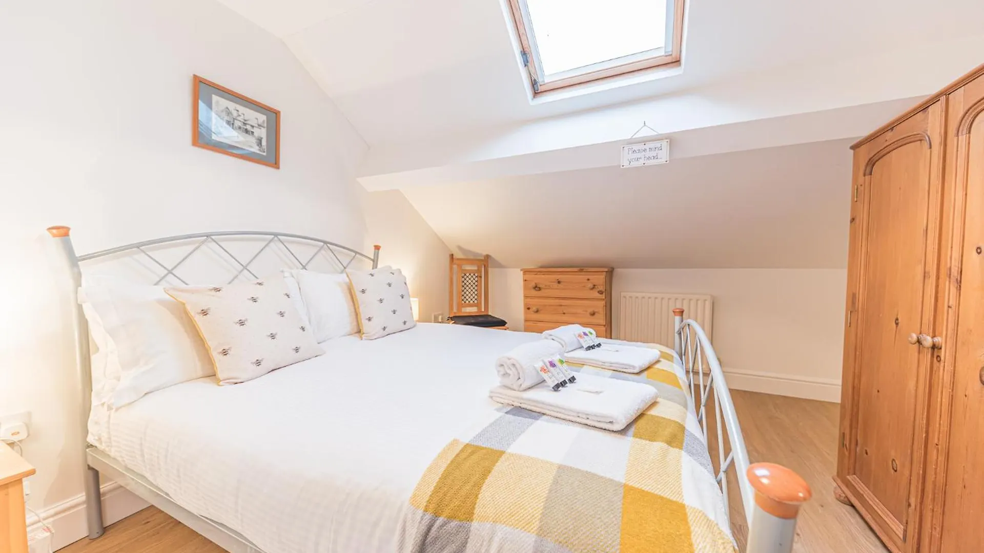 Central Windermere, Victorian Cottage, Family Friendly With Parking And A Wood Burner Holiday home *