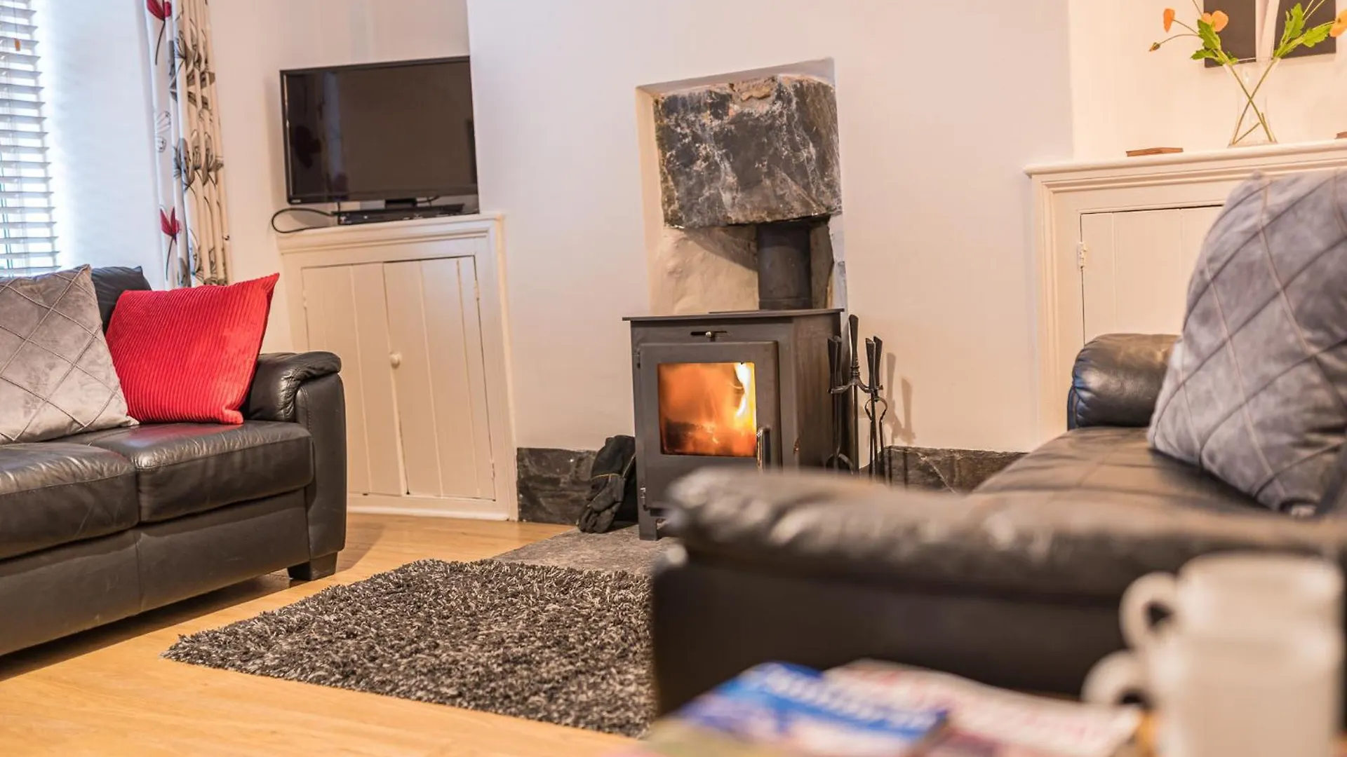 Central Windermere, Victorian Cottage, Family Friendly With Parking And A Wood Burner Holiday home *