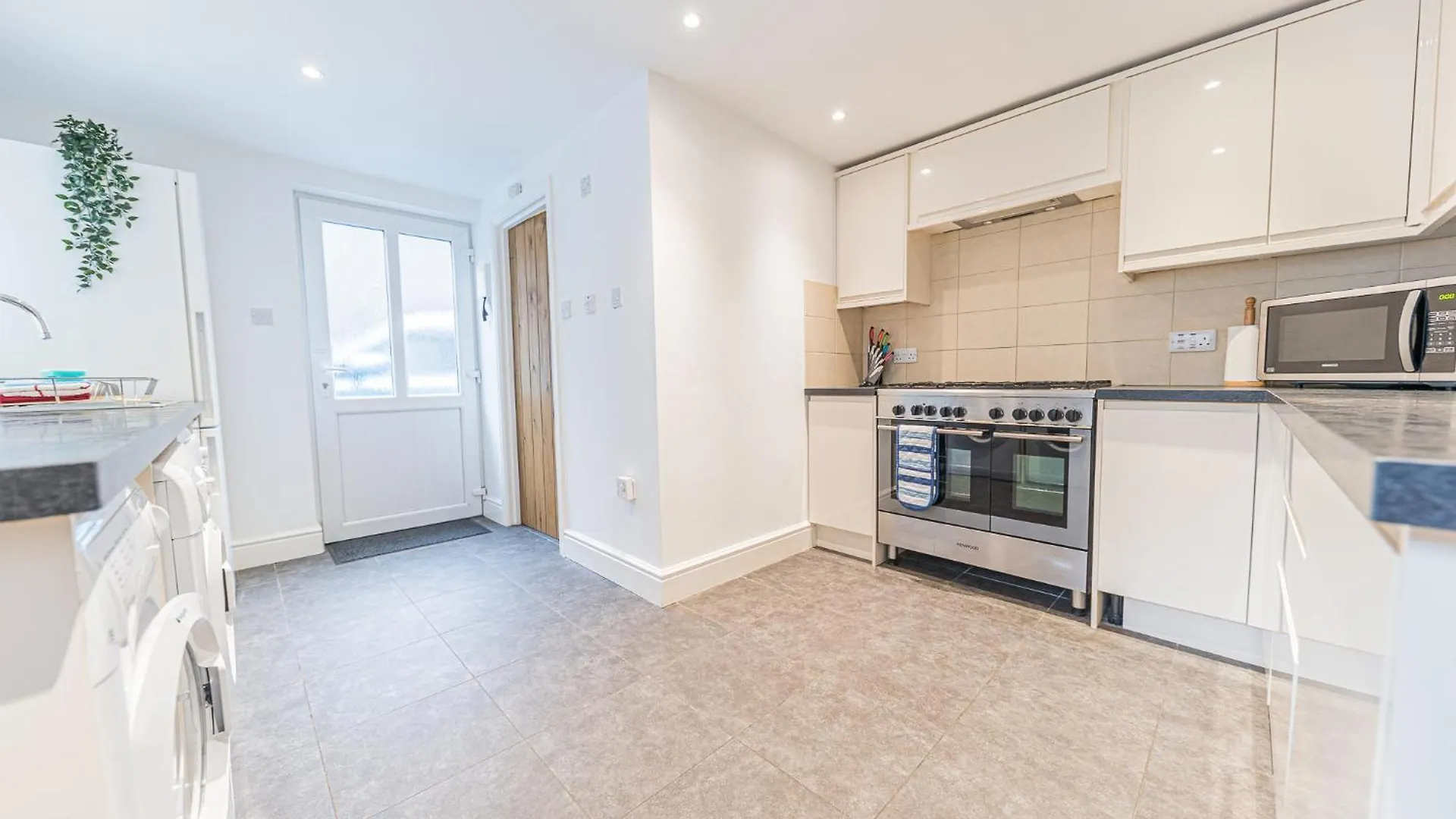 Central Windermere, Victorian Cottage, Family Friendly With Parking And A Wood Burner Holiday home