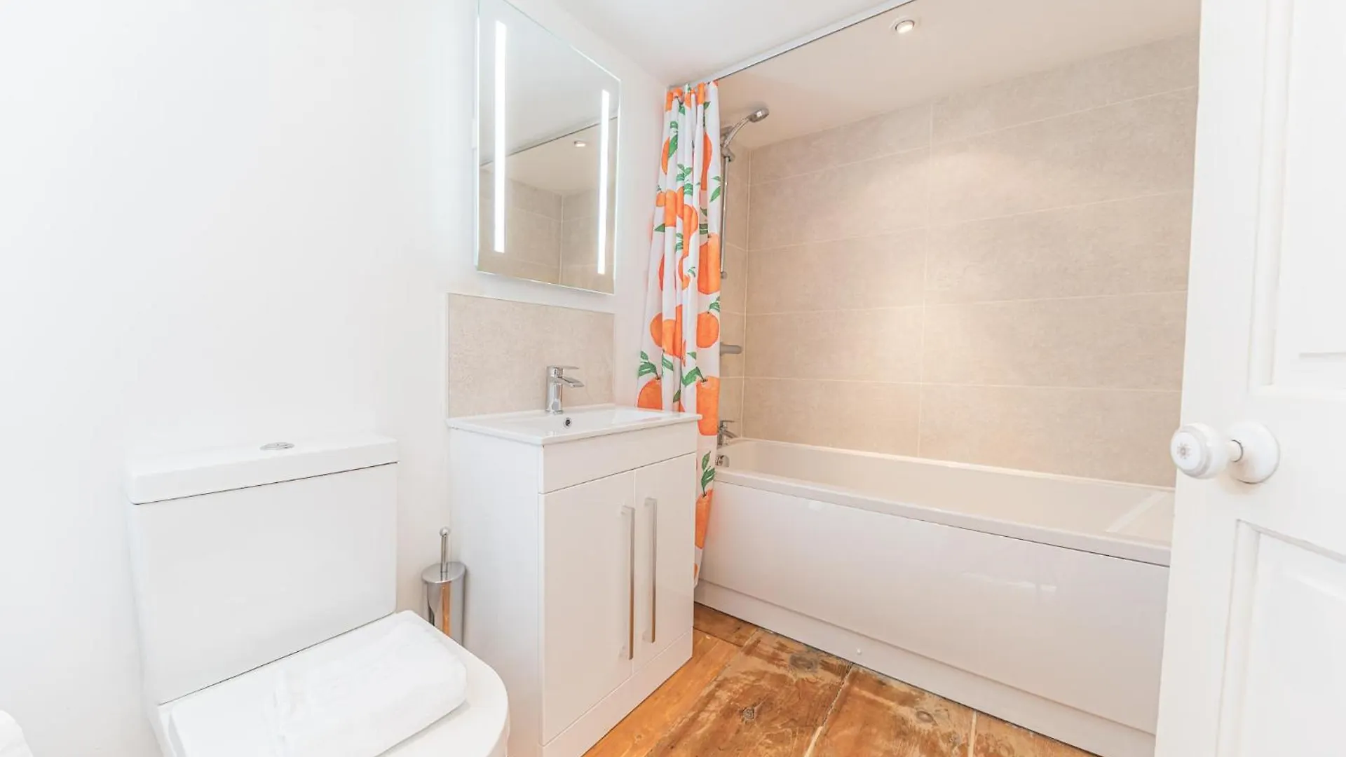 Georgian With Private Courtyard & Free Parking *