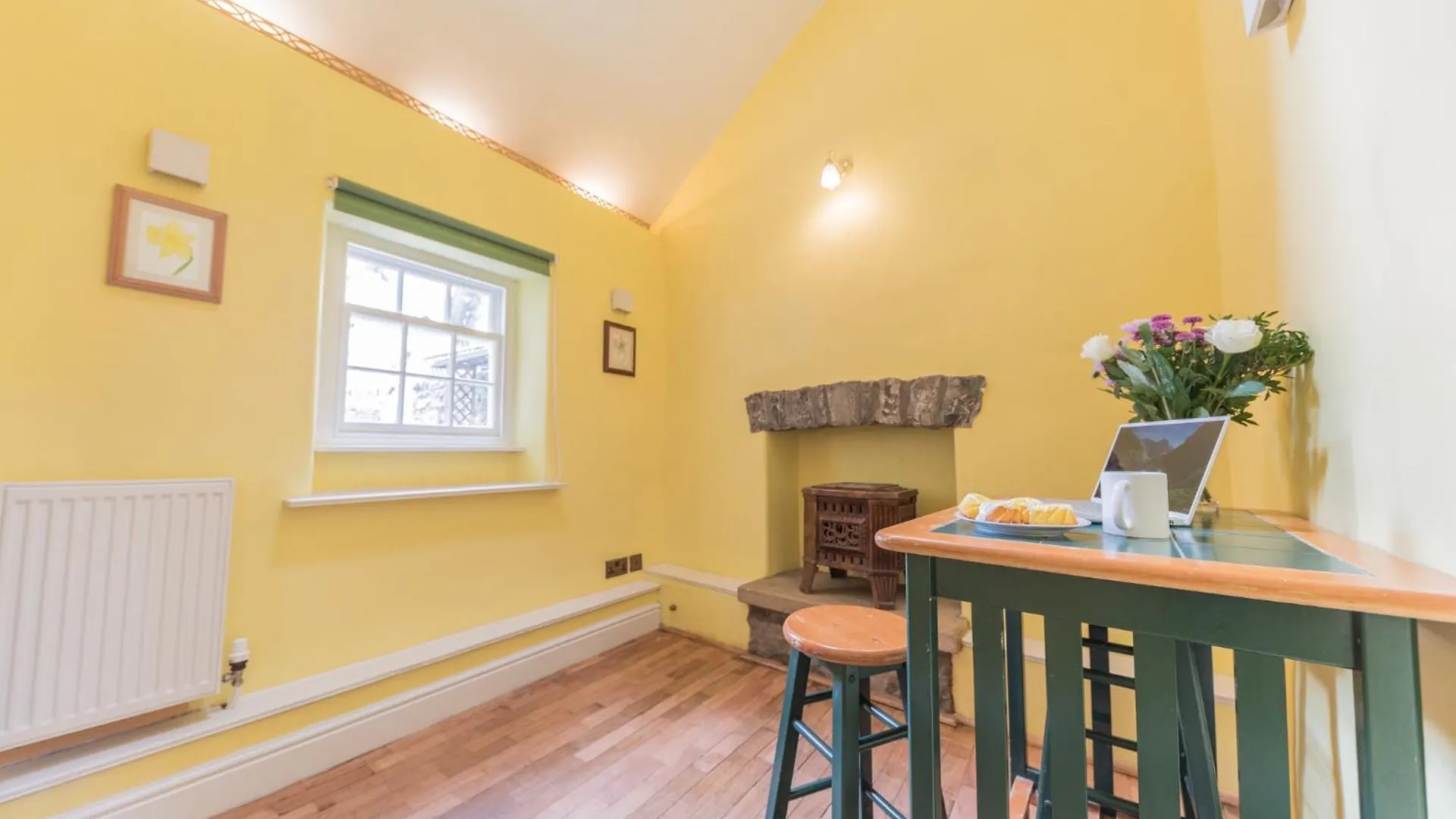 Georgian With Private Courtyard & Free Parking Vakantiehuis