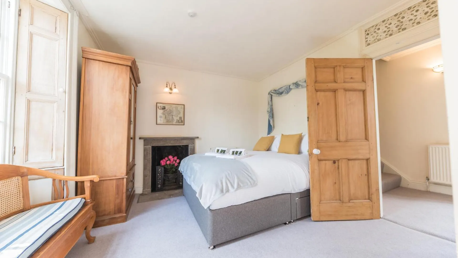 Georgian With Private Courtyard & Free Parking Holiday home *