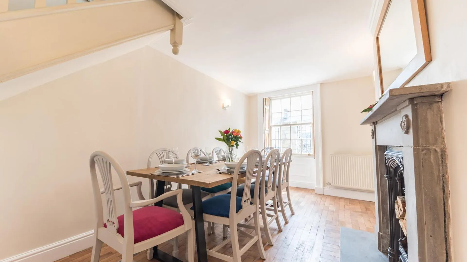 Georgian With Private Courtyard & Free Parking *