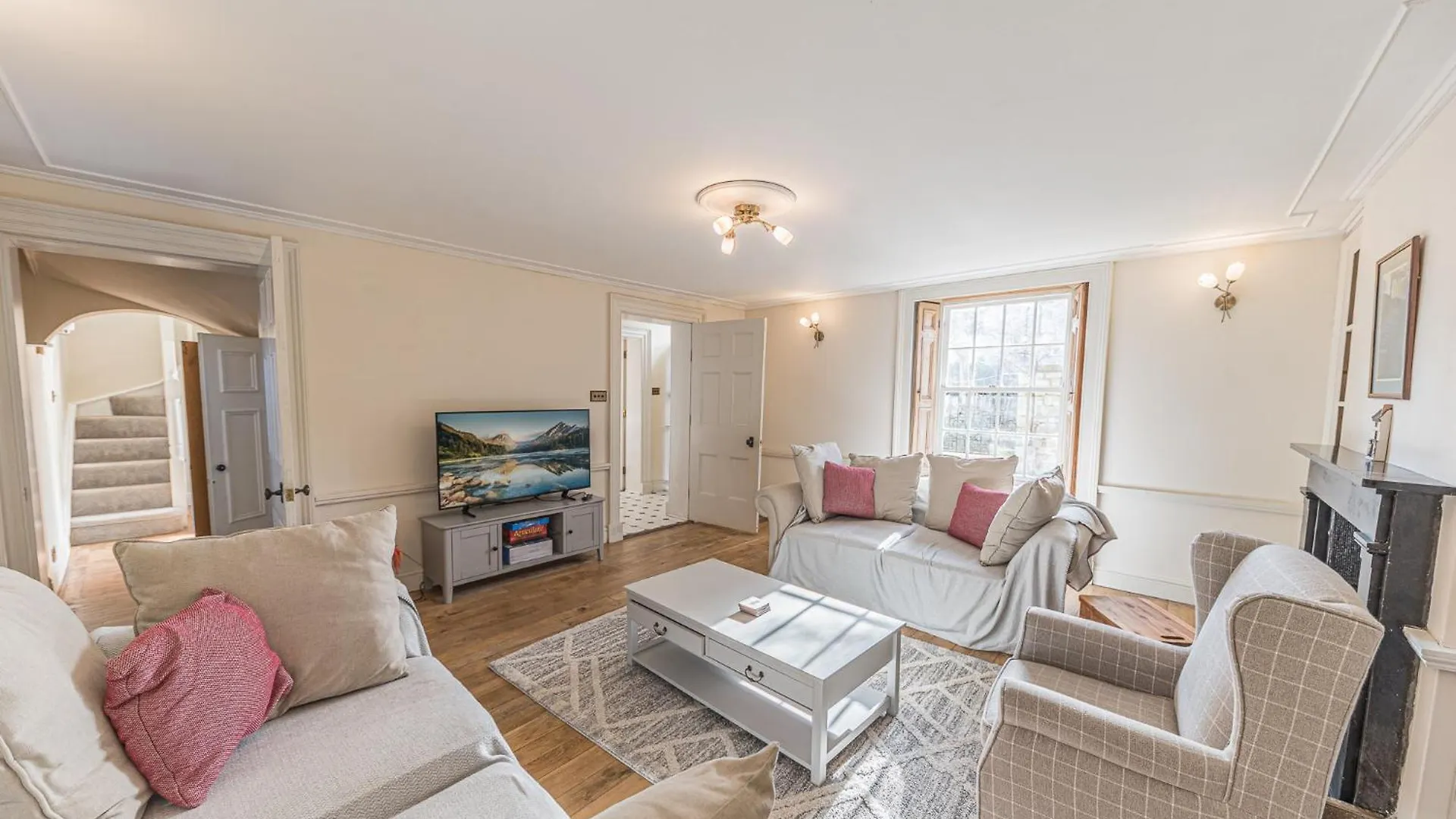 Georgian With Private Courtyard & Free Parking Vakantiehuis