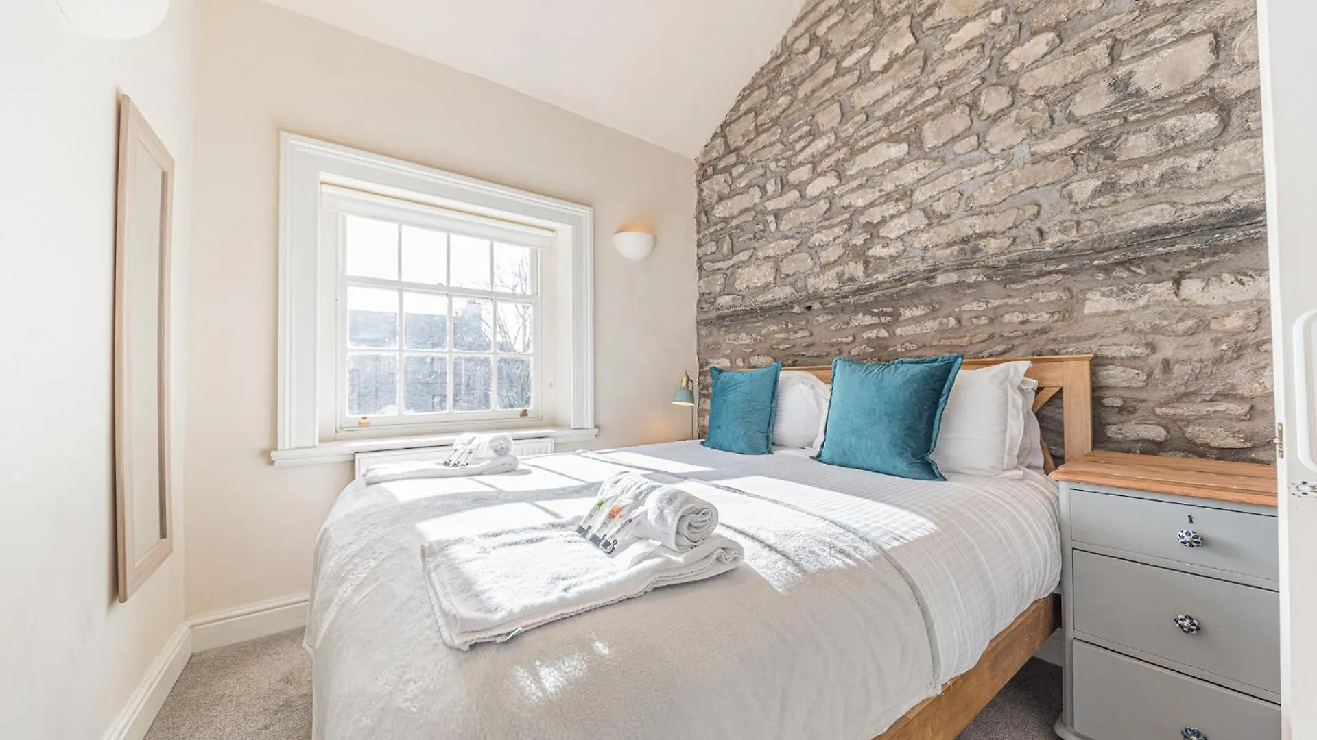 Georgian With Private Courtyard & Free Parking Vakantiehuis *
