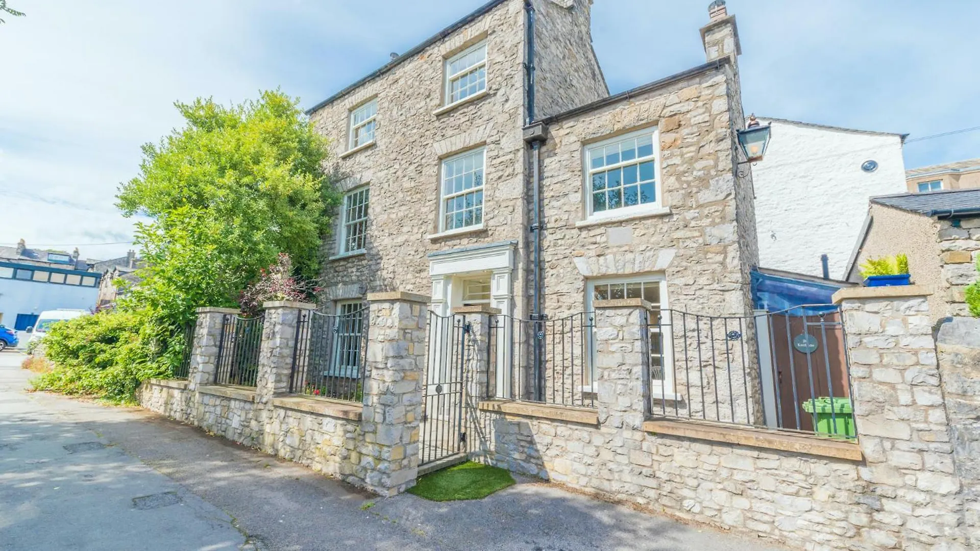 Georgian With Private Courtyard & Free Parking *