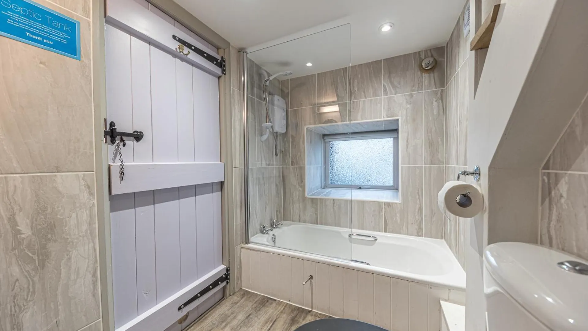 Romantic Getaway, Little Two Bed, Two Bath Barn Conversion With Amazing Views And Parking *