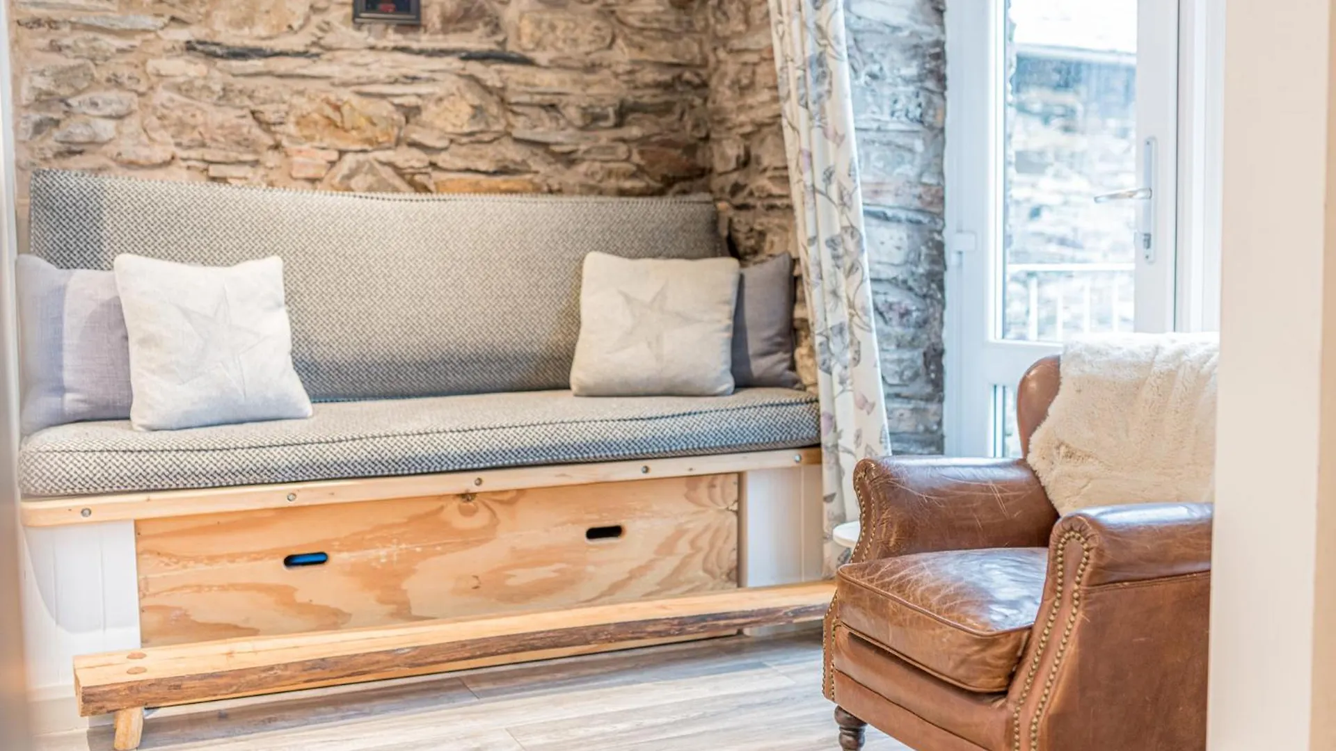 Country house Romantic Getaway, Little Two Bed, Two Bath Barn Conversion With Amazing Views And Parking *