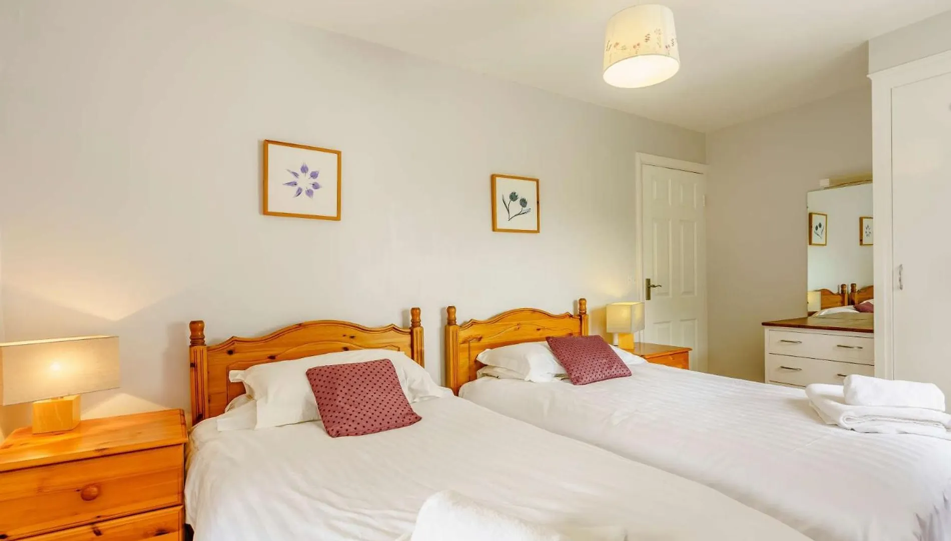 3 Bed In Village Llh40 Holiday home