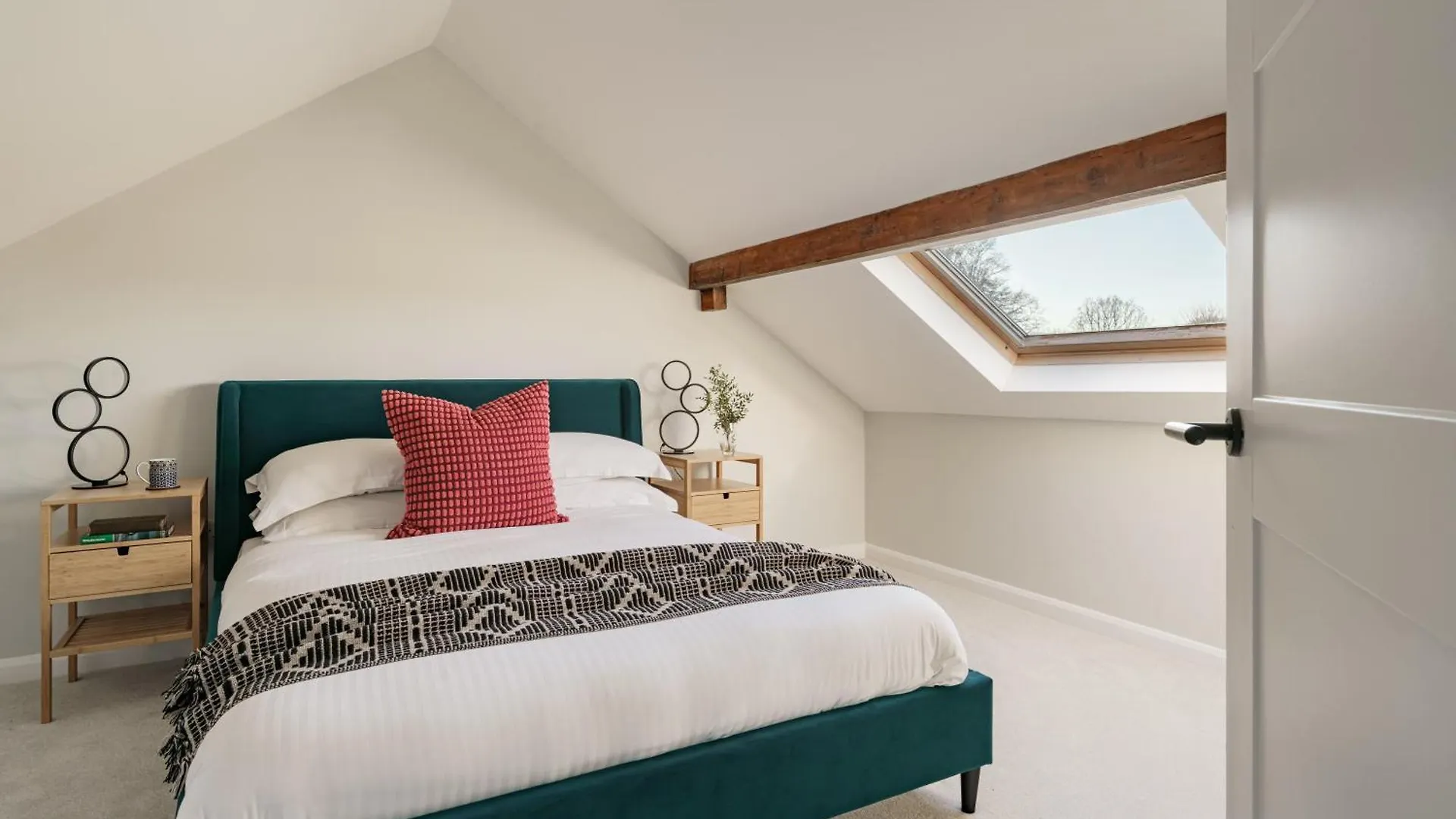 Yewbeck: Brand New, Garden Views Villa *