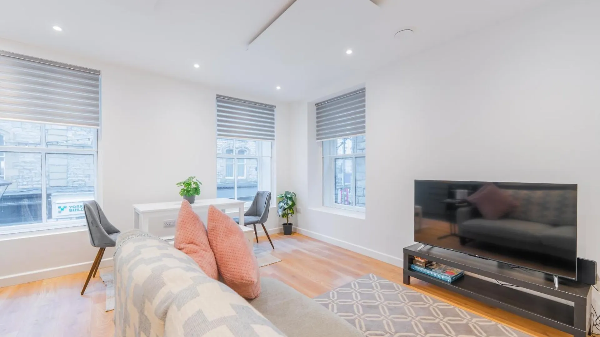 Cosy 2 Bedroom Flat In District Apartment