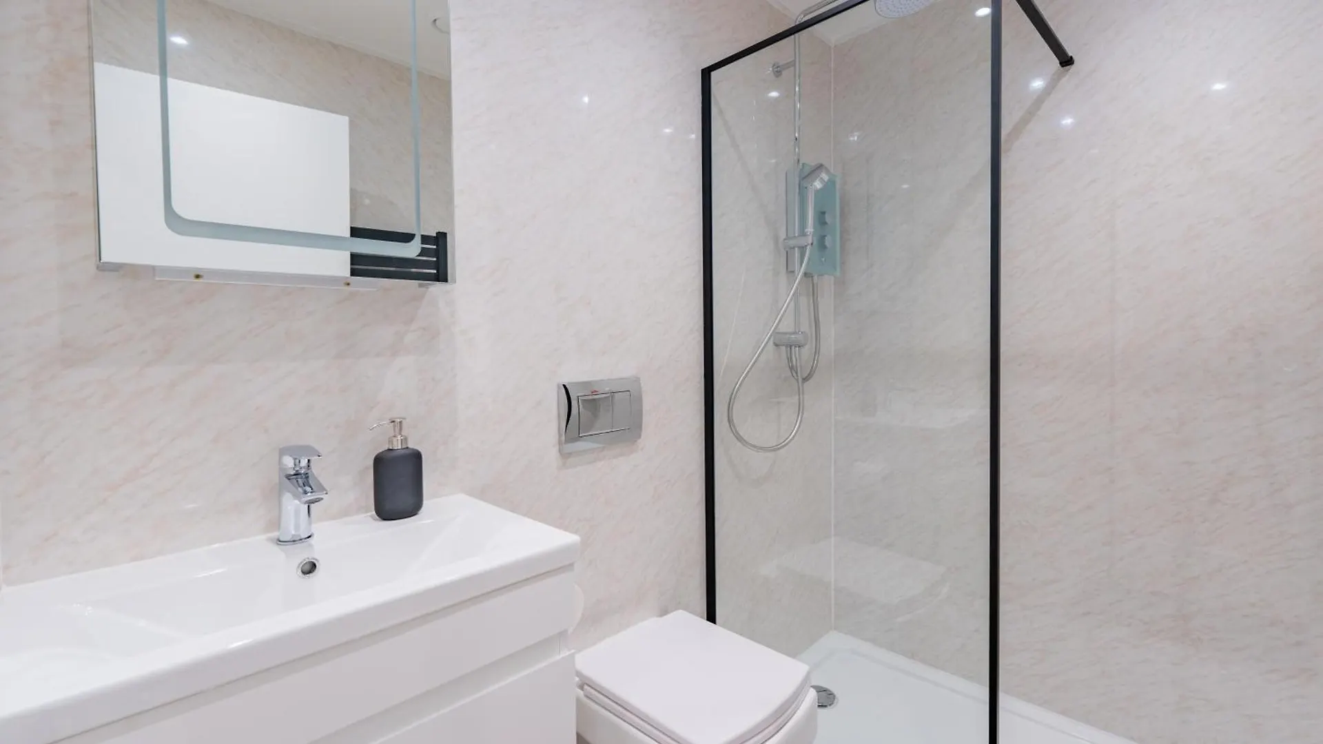 Cosy 2 Bedroom Flat In District 아파트 *