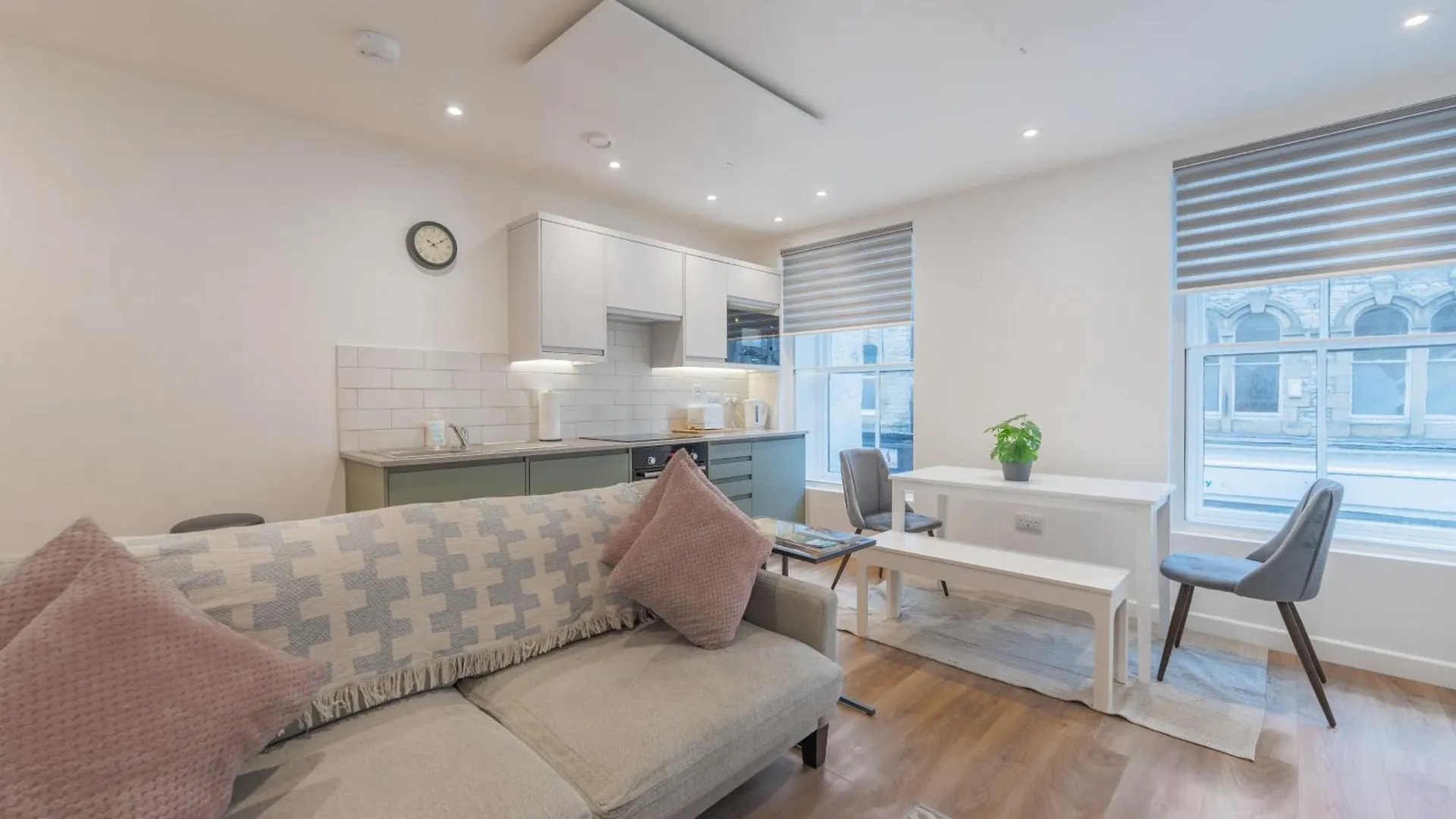 Cosy 2 Bedroom Flat In District 켄달
