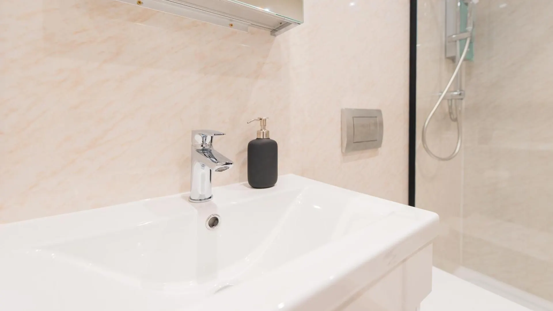 Cosy 2 Bedroom Flat In District Apartment
