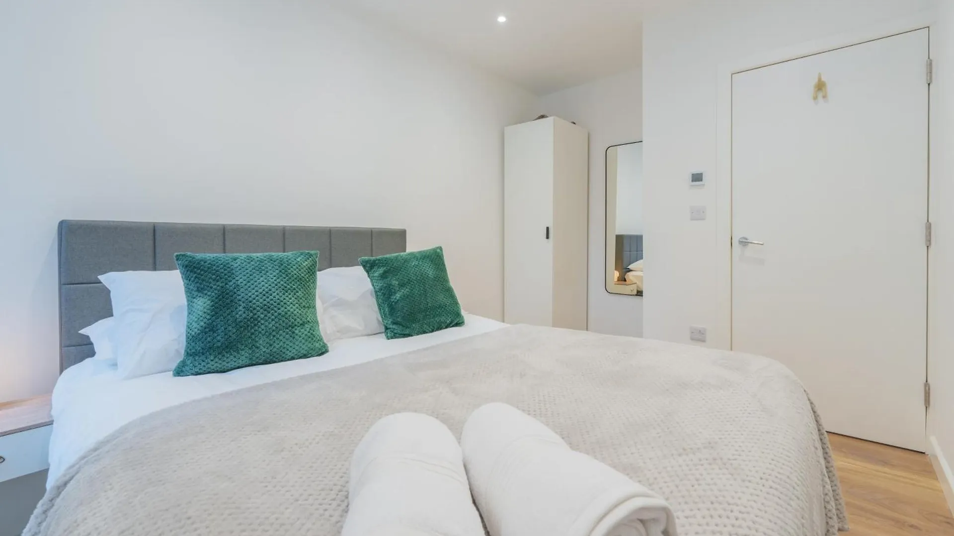 Cosy 2 Bedroom Flat In District Apartment *