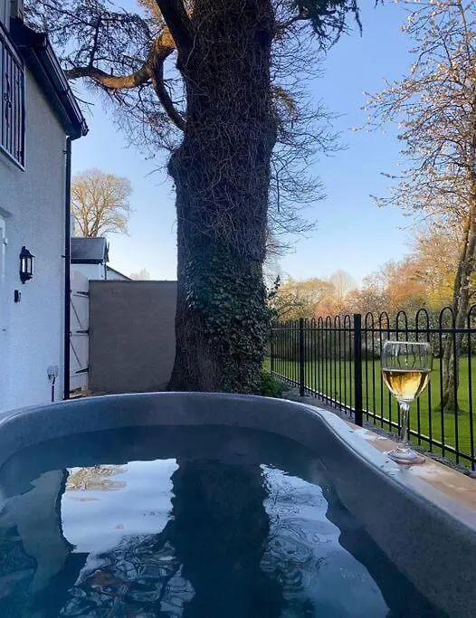 Luxurious & Tranquil Staycation - W/ Hot Tub! Holiday home