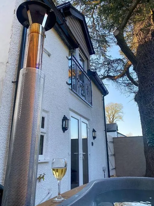 Luxurious & Tranquil Staycation - W/ Hot Tub! Burneside