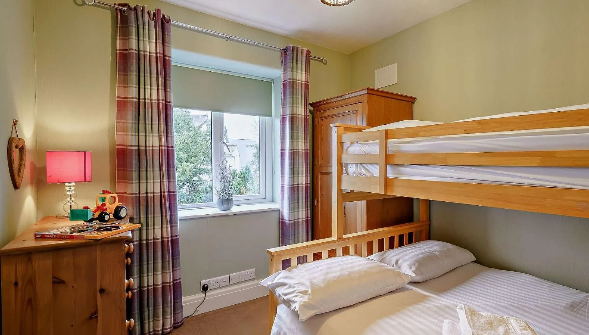 3 Bed In On Windermere 91254 Holiday home *