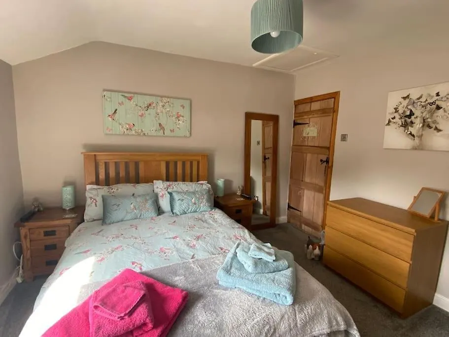Outskirts Of Ulverston, Entire Cottage - Sleeps 4 Holiday home Ulverston