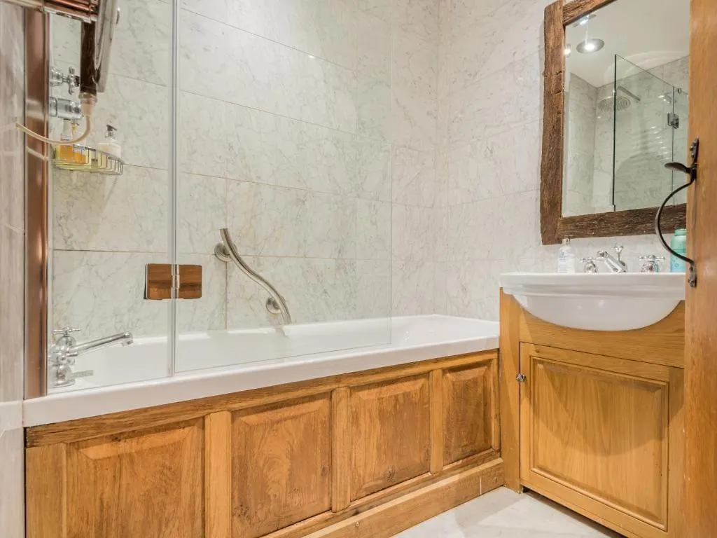 5 Bed In Sz259