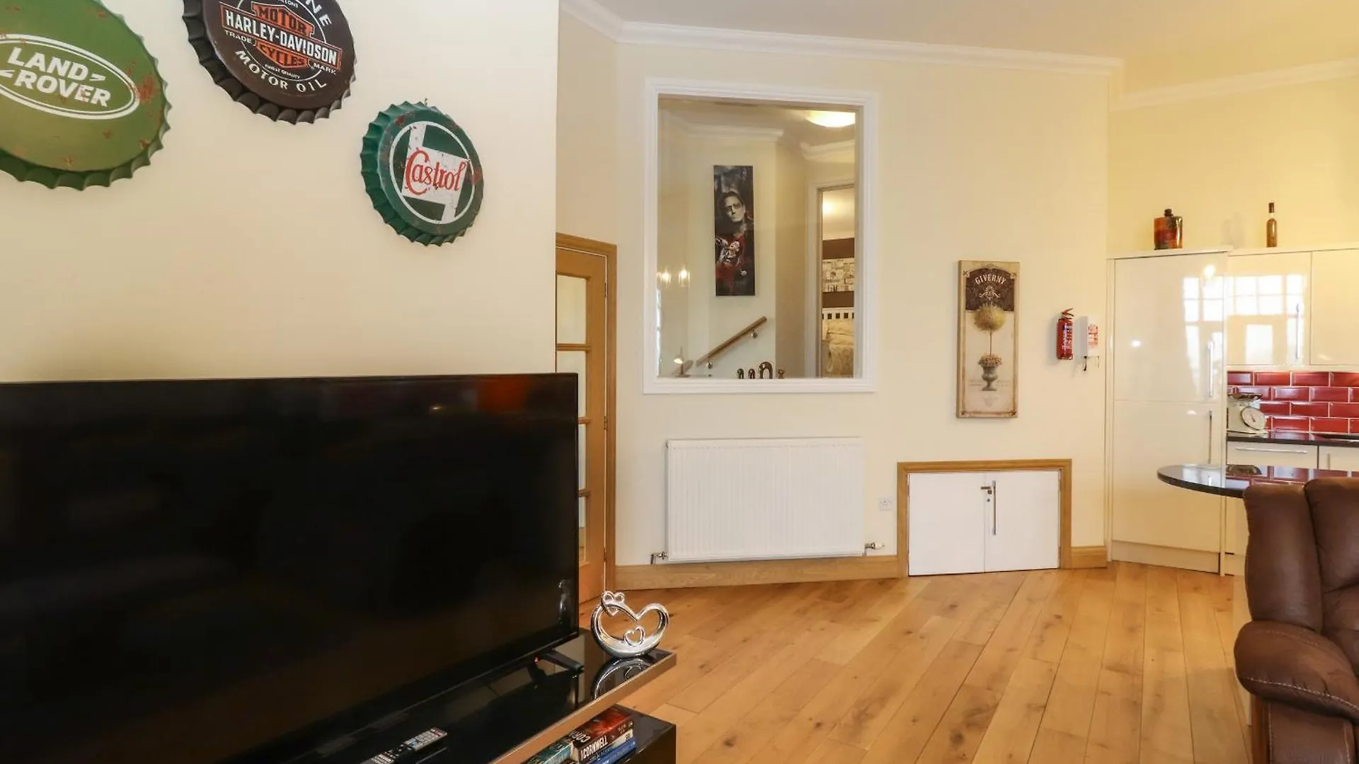 5 Ladstock Hall Apartment *