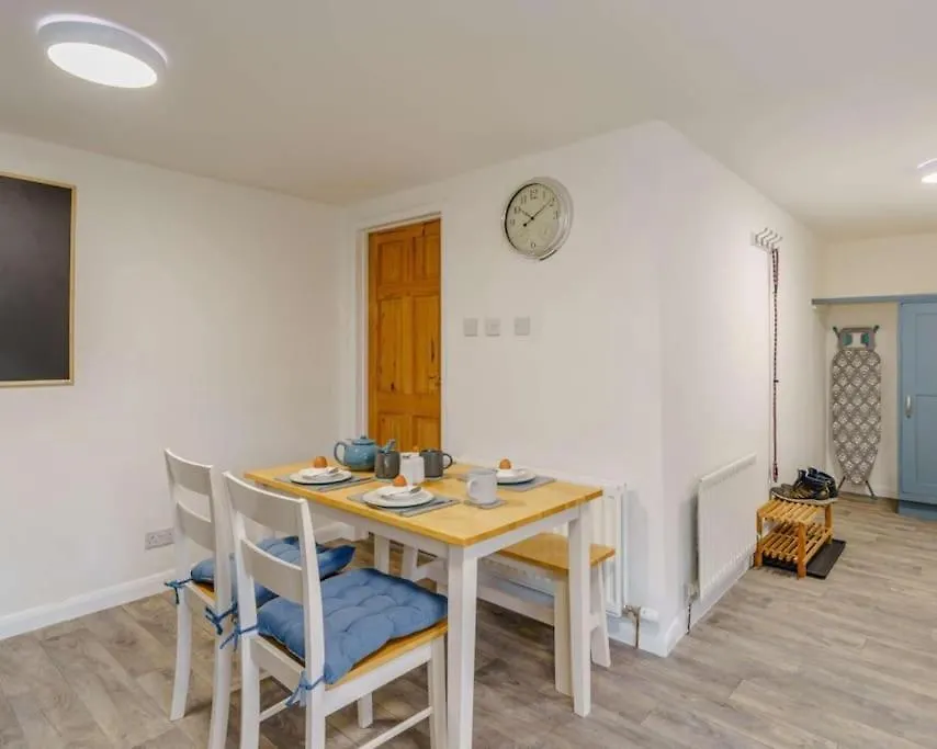 Holiday home Barncroft: Dogs Welcome, Dog Care Services Offered *