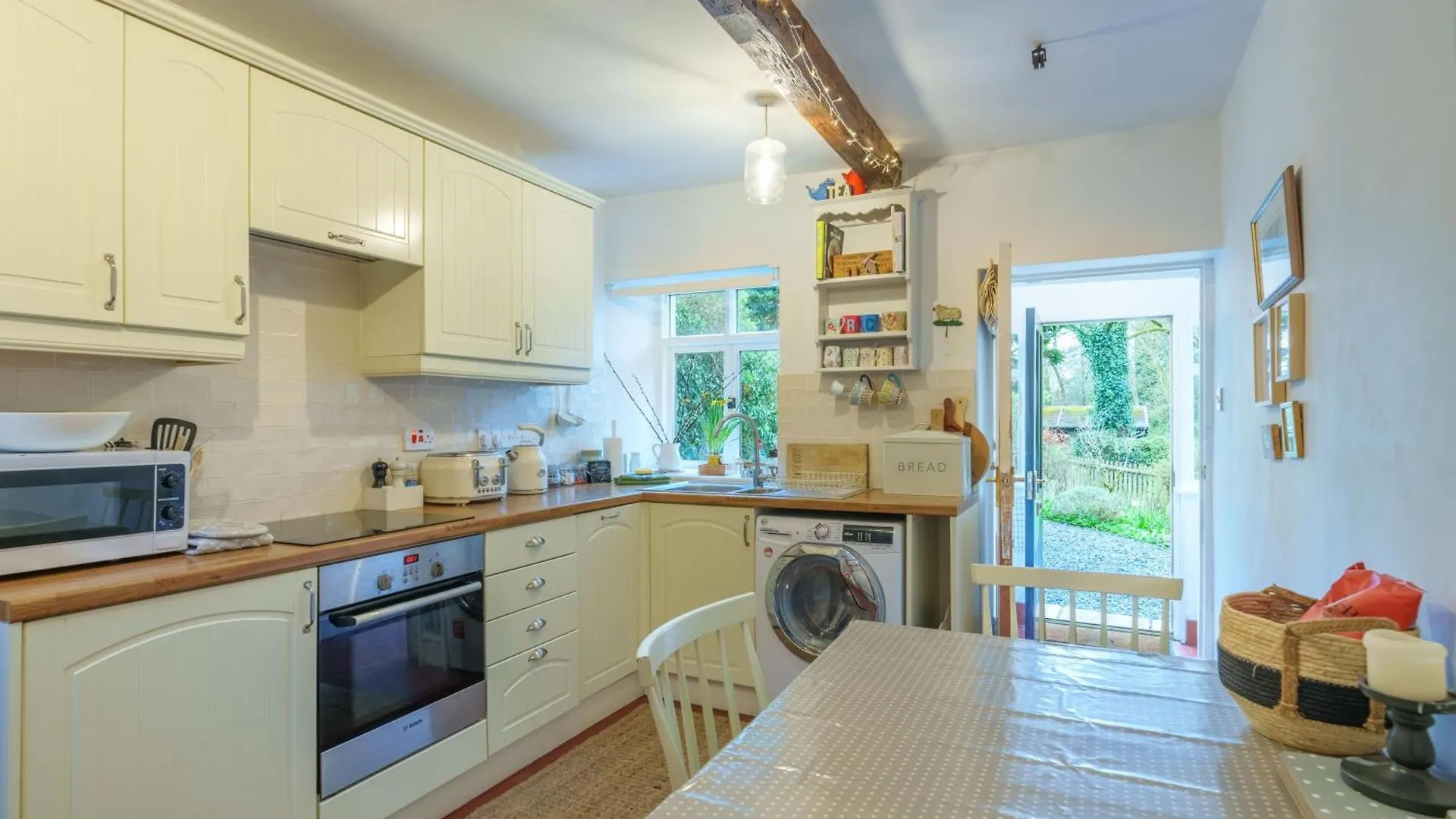Rose - Garden, Parking And Near A Pub Holiday home Lindale