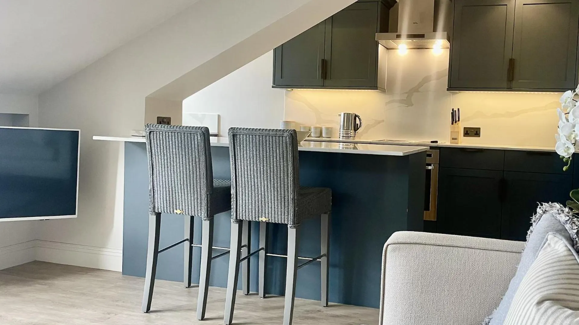 Mere View Loft, *