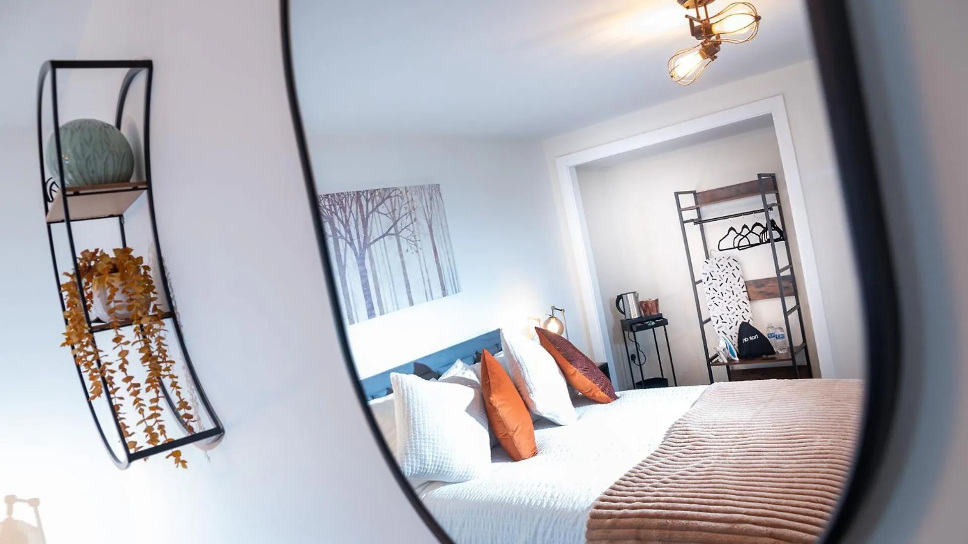 Kings Arms - Luxury Double - Waterfall Shower - Self Check In Guest house