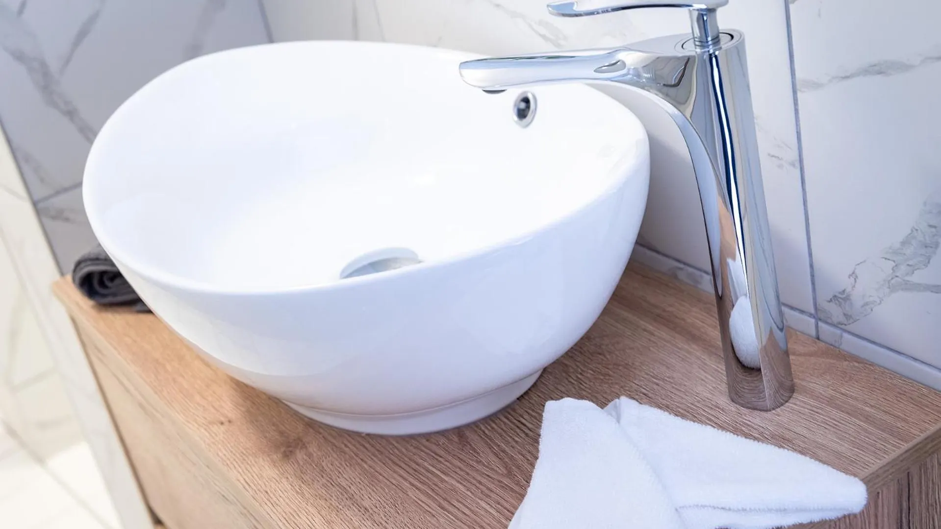 Guest house Kings Arms - Luxury Double - Waterfall Shower - Self Check In *