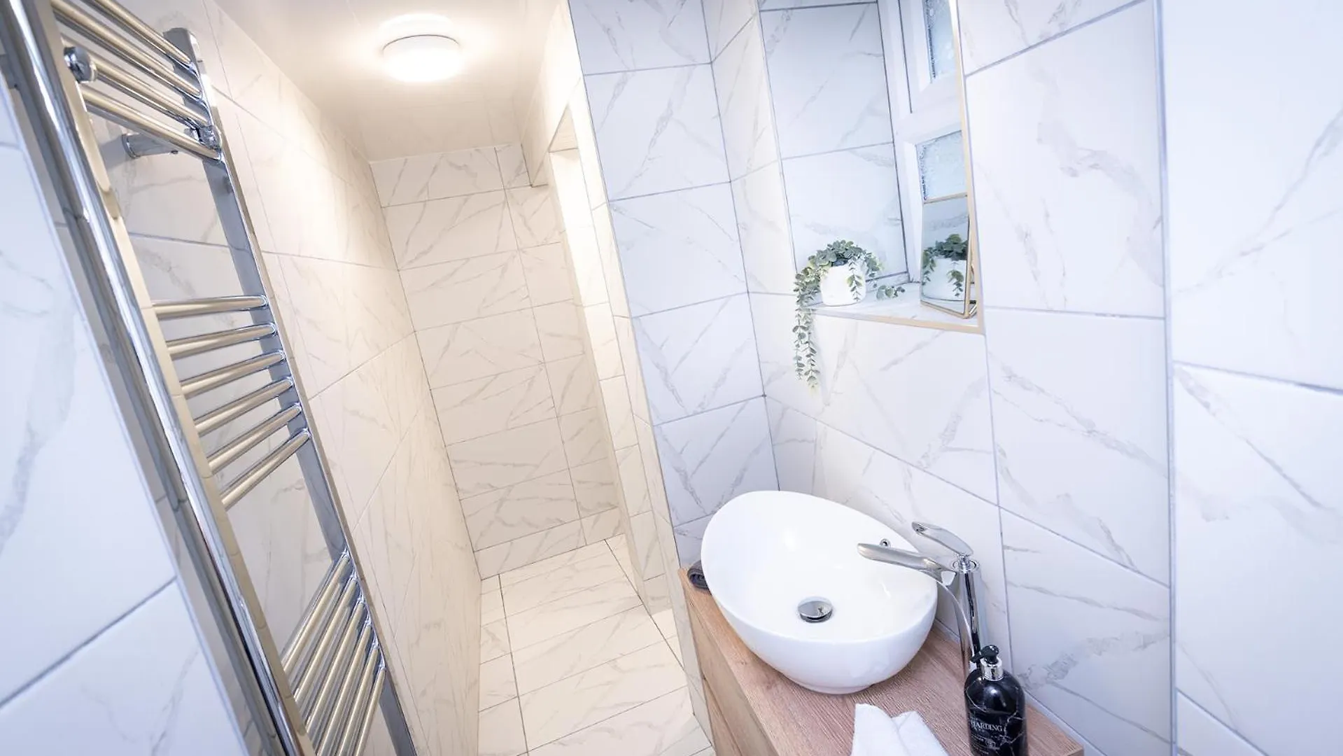 Kings Arms - Luxury Double - Waterfall Shower - Self Check In Whitehaven