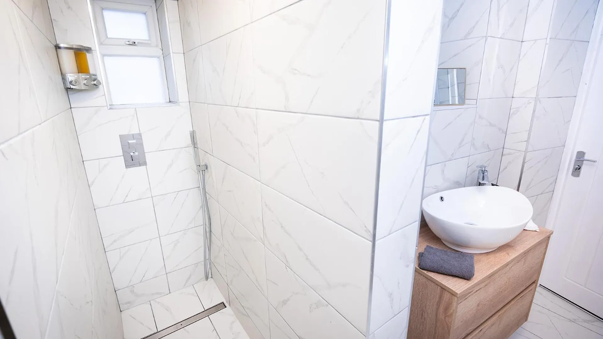 Kings Arms - Luxury Double - Waterfall Shower - Self Check In *
