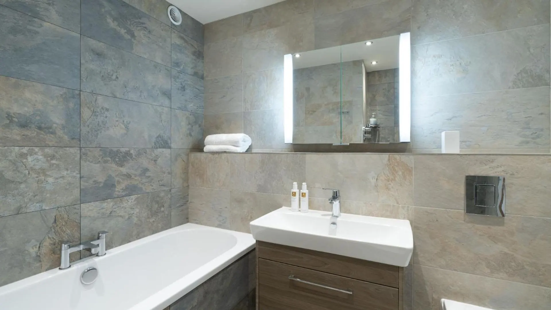 Апартаменты Idyllic Retreat With Panoramic Views By Letmestay *