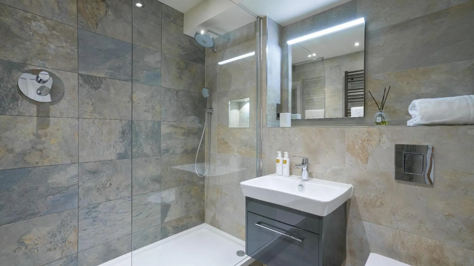 Apartment Idyllic Retreat With Panoramic Views By Letmestay Ambleside