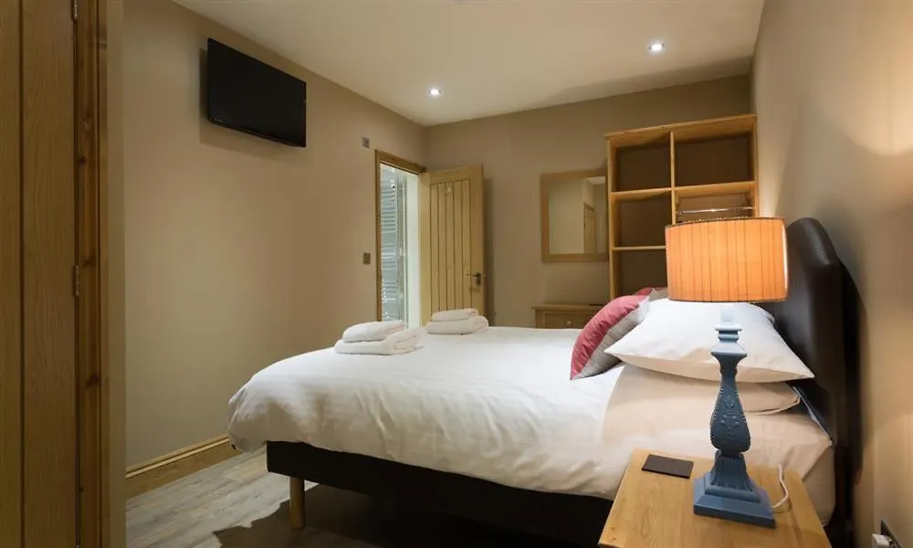 Abbots Reading Mews 1 Lakeside