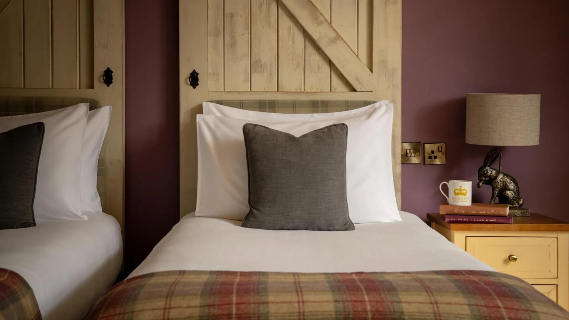 The Crown 4*