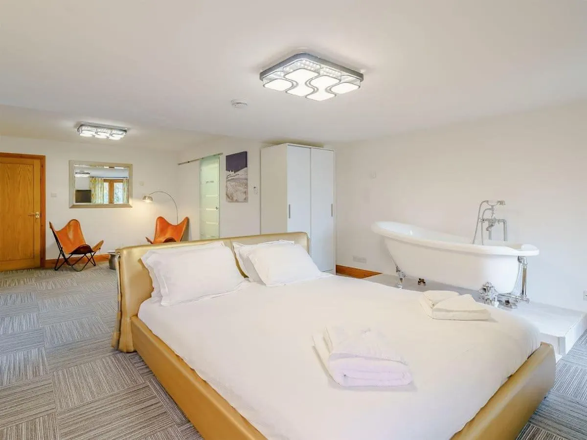 View From Within, Bowness - Dog Friendly With Hot Tub Windermere