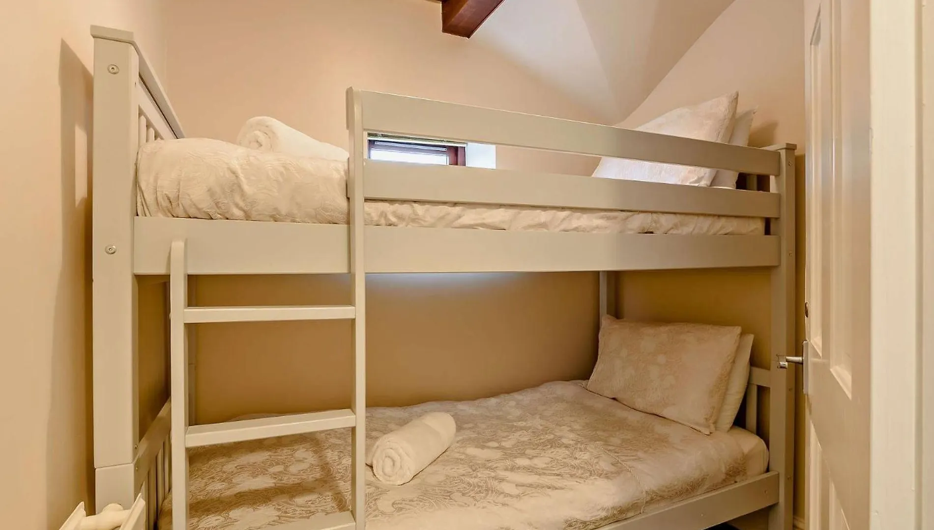 3 Bed In 93088 Holiday home