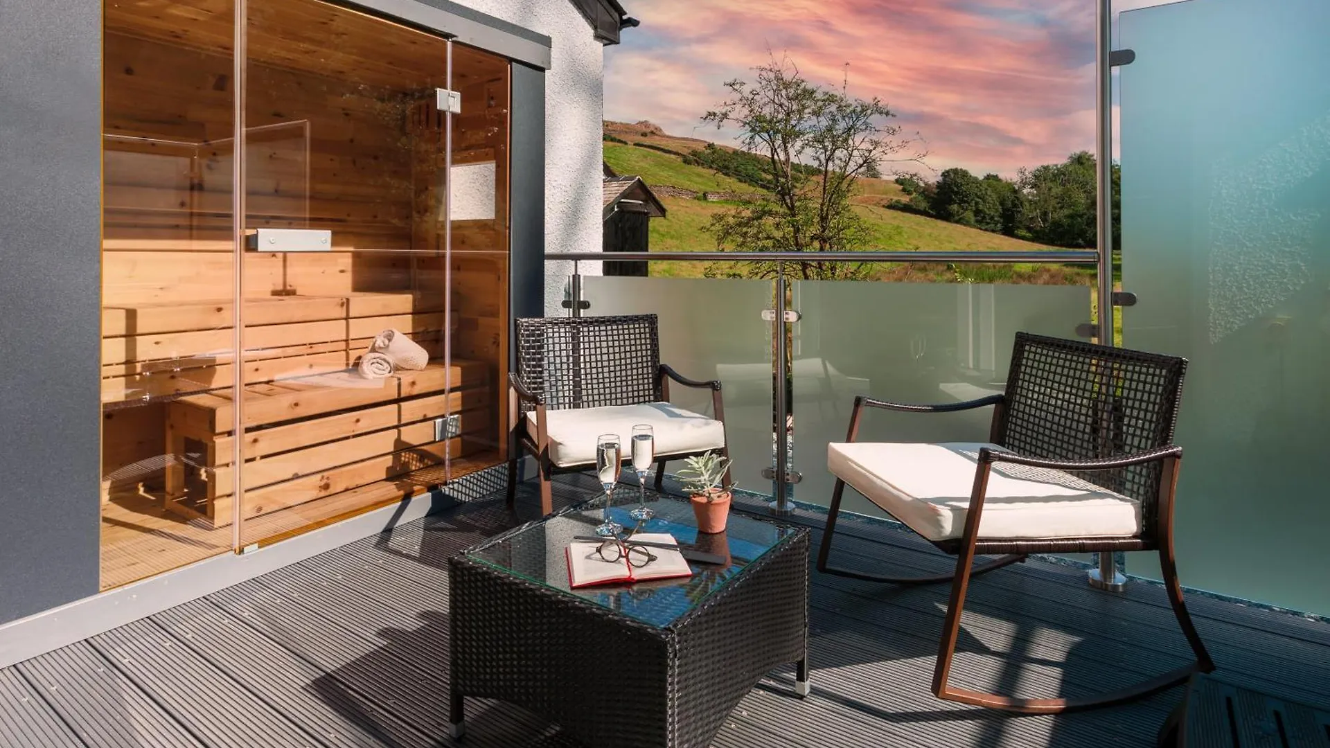 Отель Aphrodites Group - Luxury Hot Tub In District!