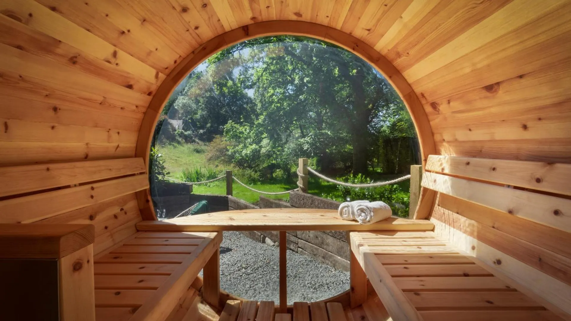 Отель Aphrodites Group - Luxury Hot Tub In District! Боунес-он-Уиндермер