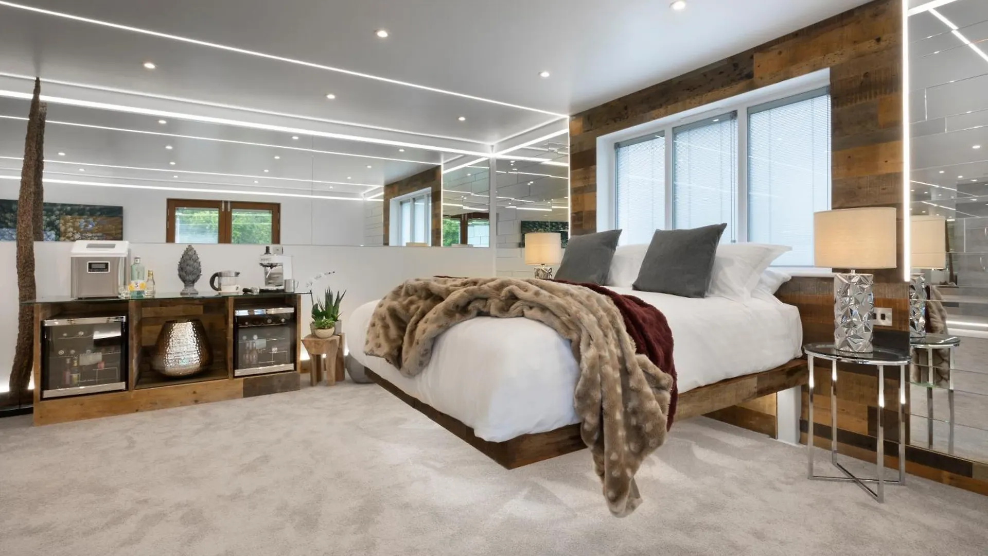 Отель Aphrodites Group - Luxury Hot Tub In District! 5*