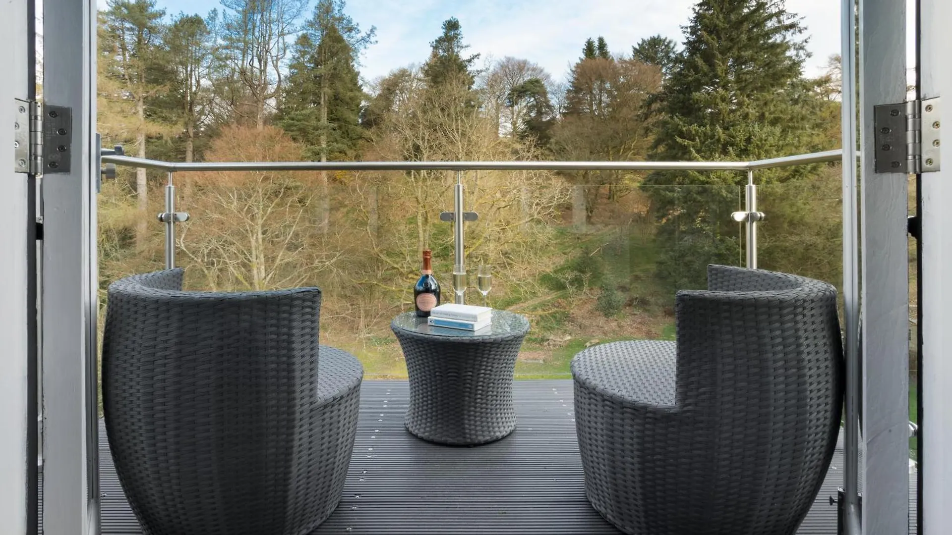 Aphrodites Group - Luxury Hot Tub In District!